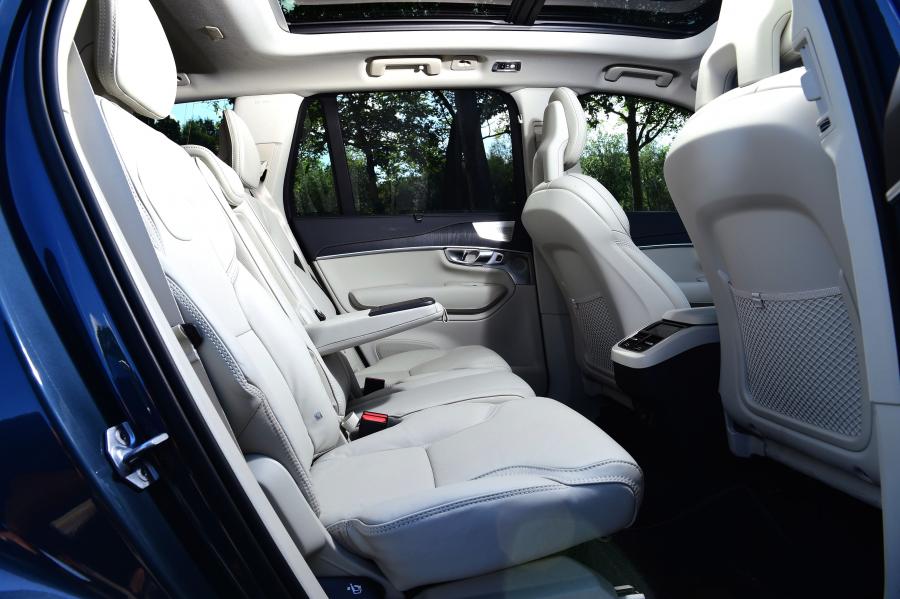 Интерьер Volvo XC90 B5 Inscription 2019 года  (UK) (фото 12 из 40)